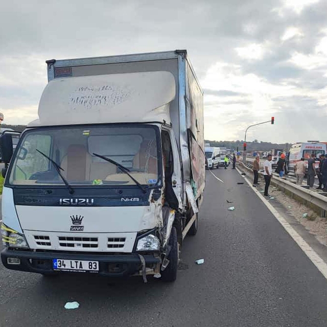 Bariyere çarpan kamyonetin sürücüsünün ayağı koptu