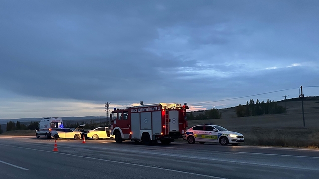 Çorum'da 2 otomobilin çarpışması sonucu üç kişi yaralandı