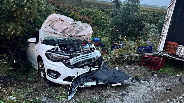 Manisa'da kamyonet ile otomobil çarpıştı, 2 kişi öldü, 3 kişi yaralandı