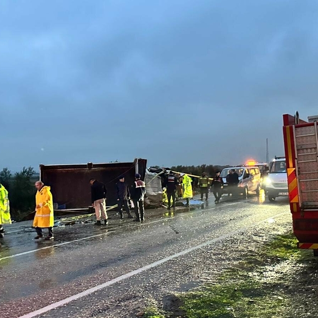 Manisa'da devrilen kamyonet sürüklenerek karşı şeride geçti; 2 ölü, 3 yaral...