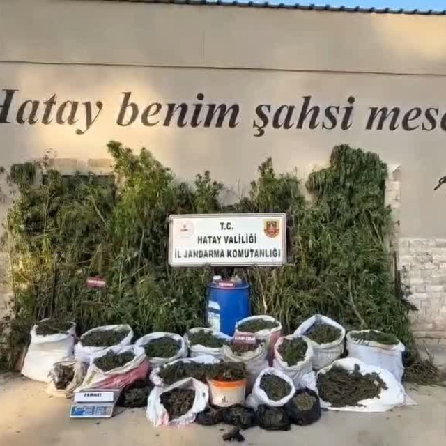 Hatay'da 89 kilo 200 gram esrar ve bin 876 kök kenevir ele geçirildi; 3 tut...