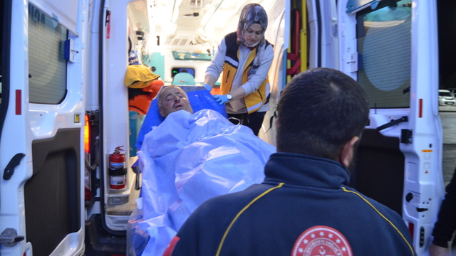 Parkta tartıştığı 5 kişinin saldırısı ile 11 yerinden bıçaklandı