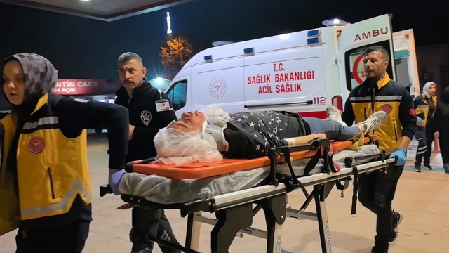 Bursa'da otomobil duvara çarptı: 3 yaralı
