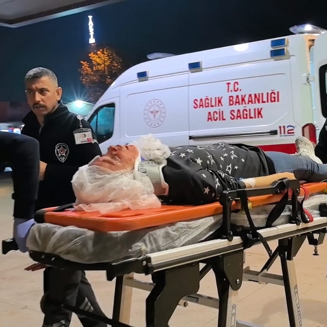Bursa'da otomobil duvara çarptı: 3 yaralı