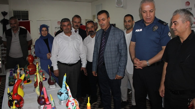 Bozyazı'da özel gereksinimli bireylerin eserlerinin yer aldığı sergi açıldı