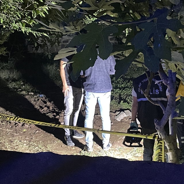 Cami bahçesine gömülmüş bebek cesedi bulundu