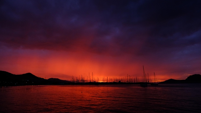 Bodrum'da gökyüzü kızıl tonlara büründü