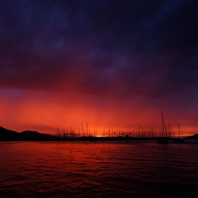 Bodrum'da gökyüzü kızıl tonlara büründü