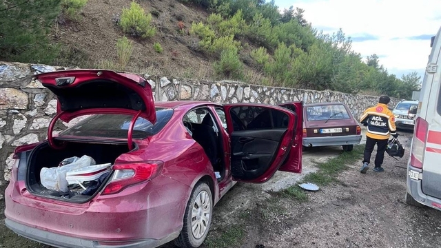 Bilecik'te 2 otomobilin çarpıştığı kazada 4 kişi yaralandı
