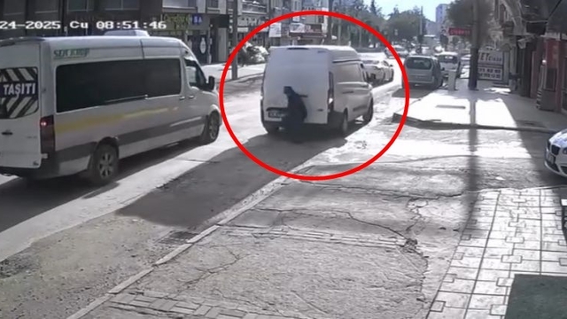 Sürücüsünün geri manevra yaptığı minibüs, yayaya çarptı; kaza kamerada