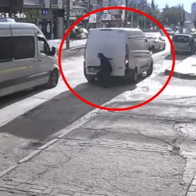 Sürücüsünün geri manevra yaptığı minibüs, yayaya çarptı; kaza kamerada