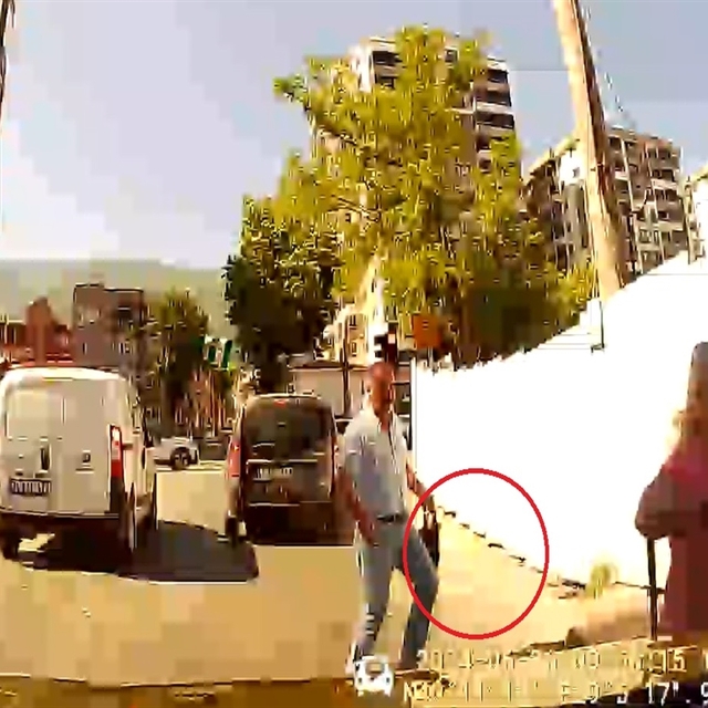 Eşi ile taksiciyi yaralayan sanığın avukatı: Öldürmek istese aracın arkasın...