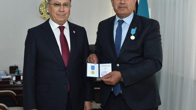 MSKÜ öğretim üyesi Prof. Dr. Koç'a Kazakistan'da "Hizmet Nişanı" verildi