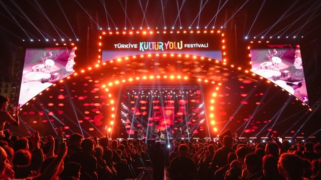 Sanatçı Haluk Levent Mardin Kültür Yolu Festivali'nde konser verdi