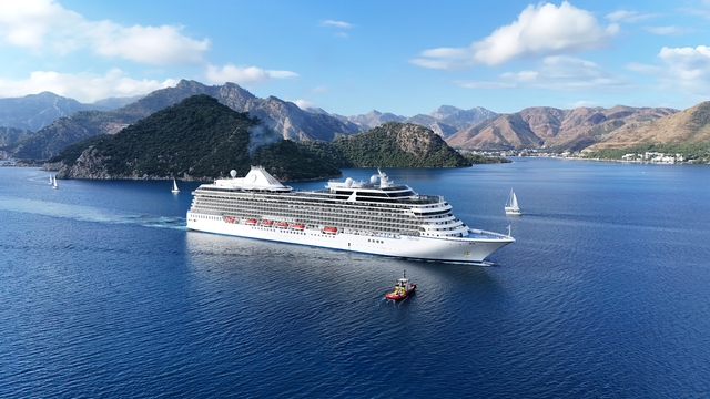 "Marina" kruvaziyeri 1193 yolcusuyla Marmaris'e geldi