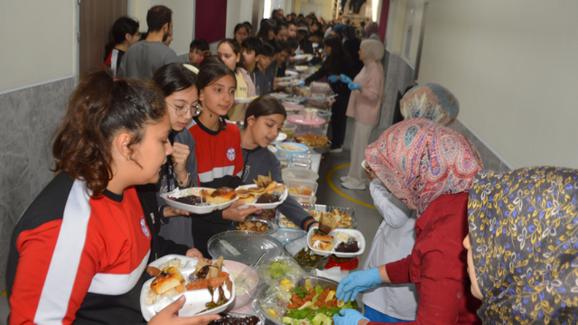 Havza Makbule Yusuf Ölçer Ortaokulu'nda Gazze'ye yardım kermesi