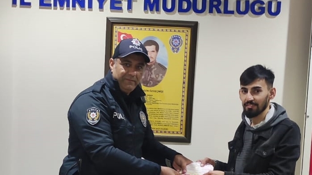Siirt'te bir vatandaş ATM'de unutulan para ve kartı polise teslim etti