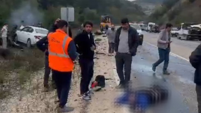 Otomobil ile motosiklet kafa kafaya çarpıştı: 1 ölü, 1 ağır yaralı