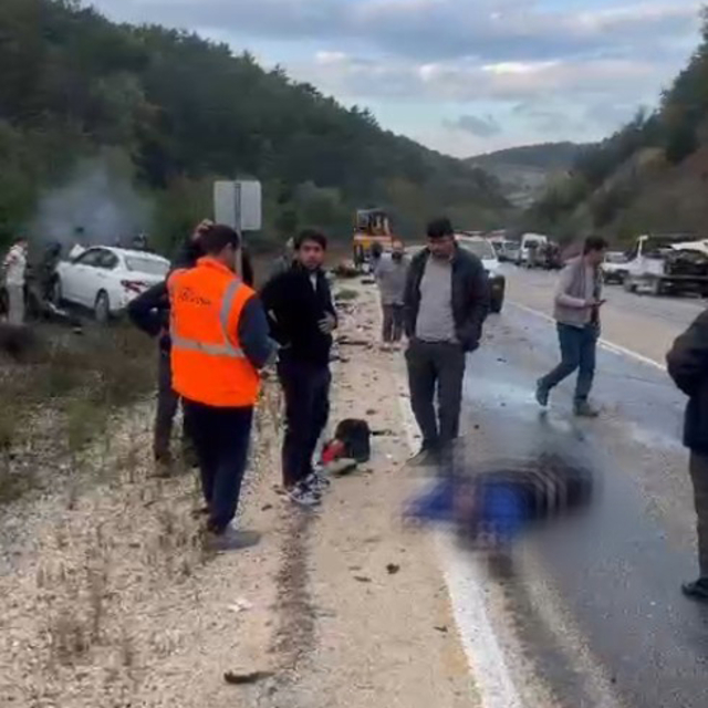 Otomobil ile motosiklet kafa kafaya çarpıştı: 1 ölü, 1 ağır yaralı