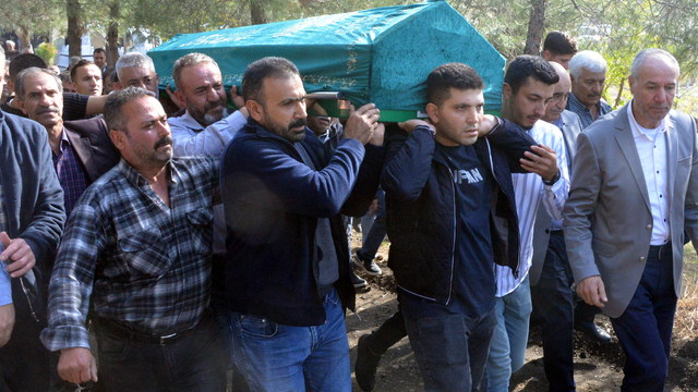 Babasının öldürdüğü annesinin tabutunu taşıdı