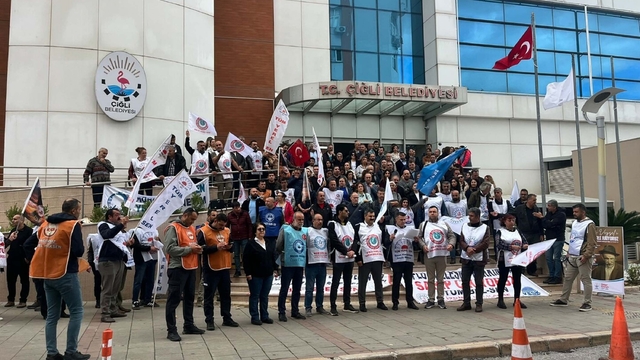 İzmir'de Çiğli Belediyesi memurlarından iş bırakma eylemi