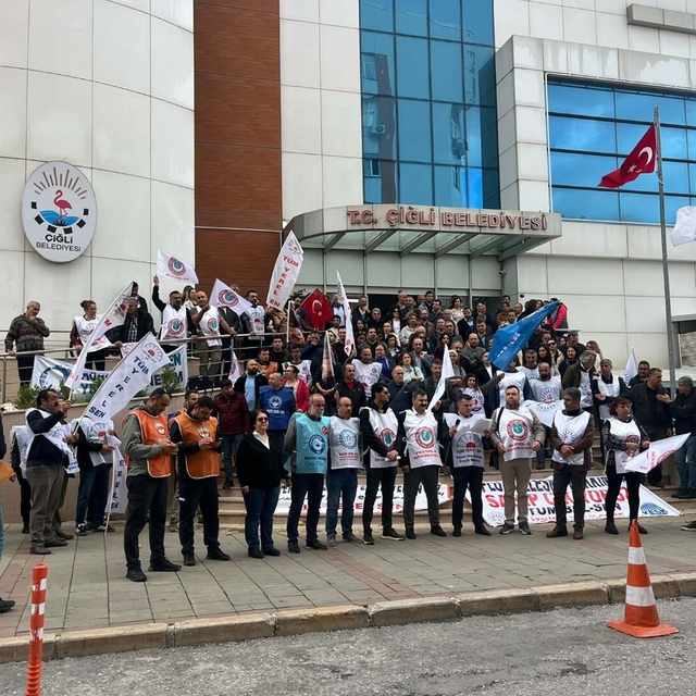 İzmir'de Çiğli Belediyesi memurlarından iş bırakma eylemi
