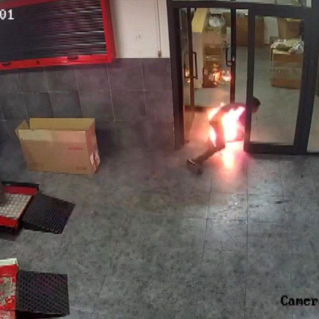 İş arkadaşının çıraklık öğrencisini benzin döküp ateşe verdiği iddiası