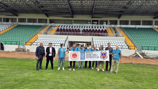 Muğla'da denetimli serbestlik yükümlüleri yapımı tamamlanan stadyumu temizledi