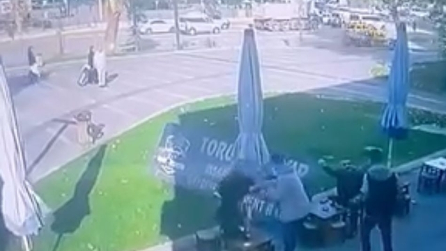 Lodos nedeniyle düşen tabelanın altında kalmaktan son anda kurtuldular