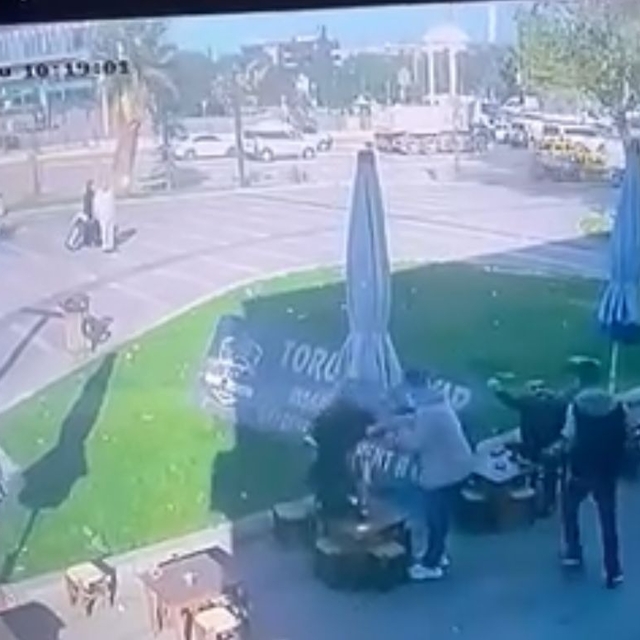 Lodos nedeniyle düşen tabelanın altında kalmaktan son anda kurtuldular