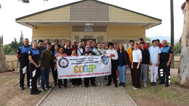 Özel gereksinimli bireyler polislerle Antalya Akvaryumu gezdi