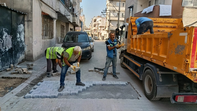 Akdeniz ilçesinde yollarda ve kaldırımlarda çalışmalar sürüyor