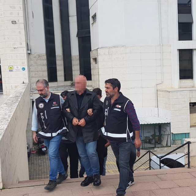 Balıkesir'de 3 kişiyi öldüren cezaevi firarisinin çalıştığı emlak satış ofi...