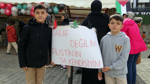 Kars'ta veliler ve öğretmenler Gazze'ye destek kermesi açtı