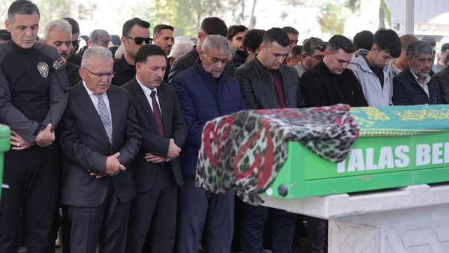 Kayseri'de eski eşi tarafından öldürülen üniversite öğrencisi kadının cenazesi defnedildi