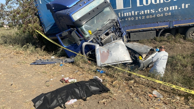 TIR ile çarpışan otomobilin sürücüsü öldü