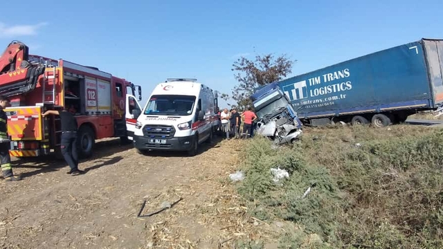 Adana'da tırla çarpışan otomobilin sürücüsü öldü