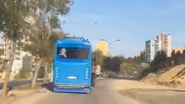 2 kişinin açık kapısında asılarak yolculuk yaptığı özel halk otobüsünün sürücüsüne ceza