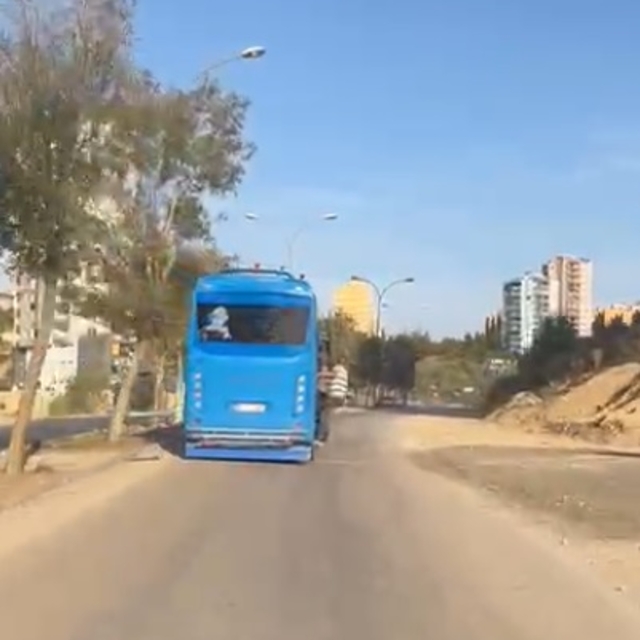 2 kişinin açık kapısında asılarak yolculuk yaptığı özel halk otobüsünün sür...