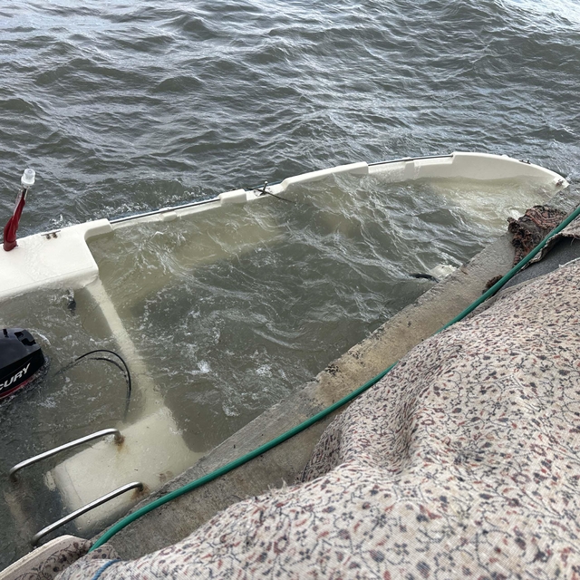 Edremit Körfezi'nde lodos fırtınası nedeniyle bazı küçük balıkçı tekneleri...