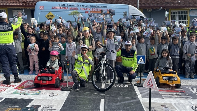 Sakarya'da öğrenciler jandarmanın mobil trafik eğitim aracında bilgilendirildi