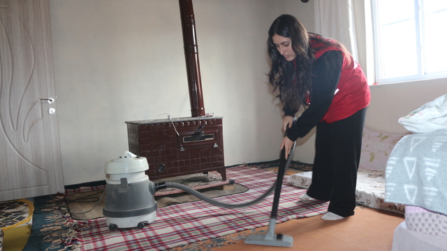 Ağrı'da üniversiteli Kızılay gönüllüleri yalnız yaşayan kadının evini temizledi