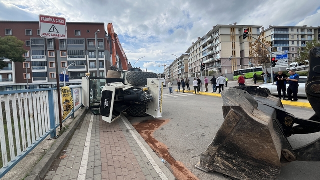 TIR'ın üzerindeki asfalt silindiri devrildi: 1 yaralı