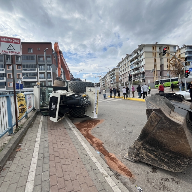 TIR'ın üzerindeki asfalt silindiri devrildi: 1 yaralı