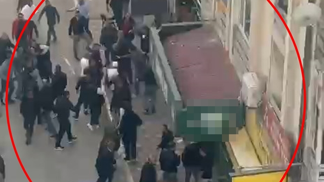 Restoranda başlayan kavga sokağa taştı; olay kamerada