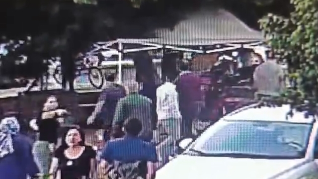 Ağızlıksız dolaştırılan köpeğin 2 kişiyi yaraladığı anlar kamerada