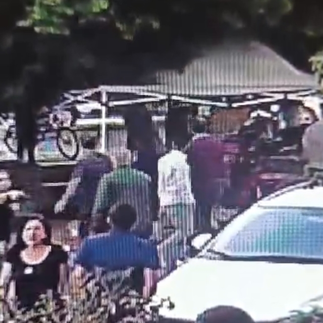 Ağızlıksız dolaştırılan köpeğin 2 kişiyi yaraladığı anlar kamerada