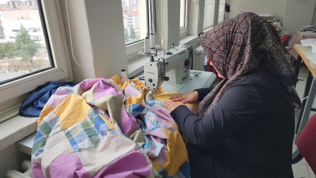 Amasya'da kadınlar Filistinliler için battaniye ve kışlık kıyafet üretiyor