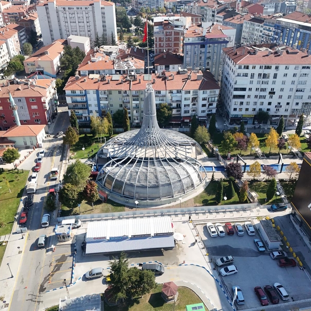 Çorum'da 'ucube' olarak nitelendirilen demir kubbeli yapı yıkılıyor