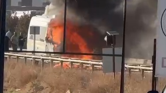 Minibüsle çarpışan motosikletin sürücüsü çıkan yangında öldü